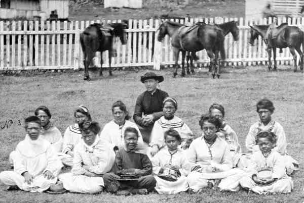 Father-Damien-with-the-Kalawao-Girls-Choir-Kalaupapa-Molokai-circa-1878