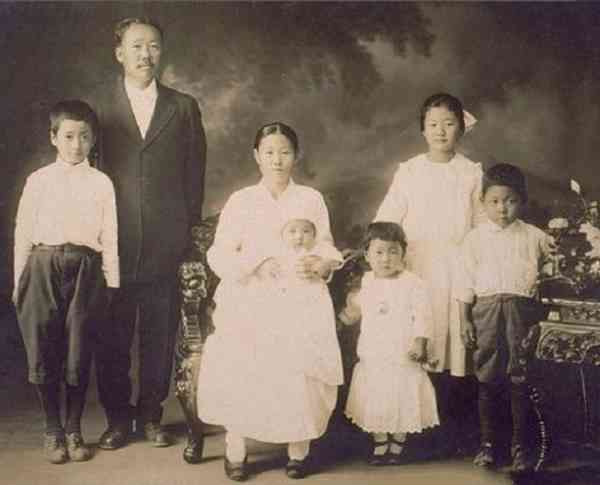 Korean-immigrant-family-in-Hawaii-during-the-19th-century