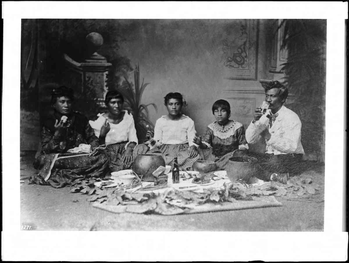 Portrait-of-native-Hawaiian-family-sitting-on-the-floor-eating-poi-Hawaii-1907