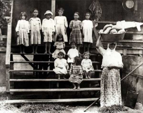 Portuguese-immigrant-family-in-Hawaii-during-the-19th-century